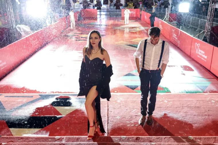 Glumica o kojoj je brujila regija na crvenom tepihu pokazala da glamur ne zna za ki&scaron;u