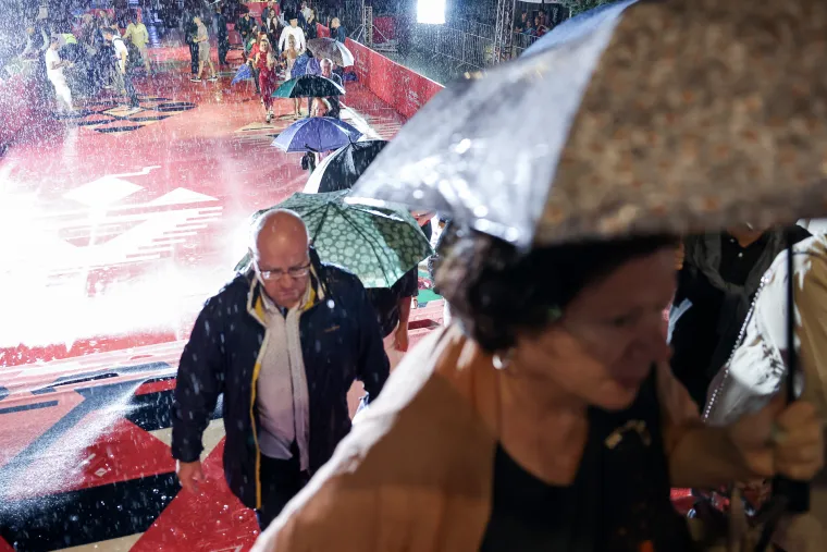 Glumica o kojoj je brujila regija na crvenom tepihu pokazala da glamur ne zna za ki&scaron;u