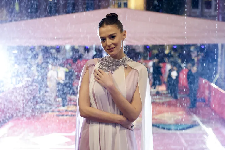 Glumica o kojoj je brujila regija na crvenom tepihu pokazala da glamur ne zna za kišu