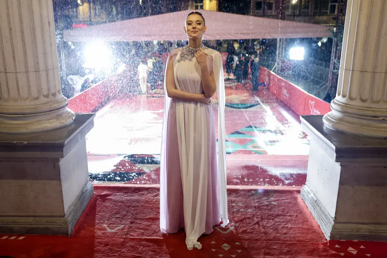 Glumica o kojoj je brujila regija na crvenom tepihu pokazala da glamur ne zna za kišu