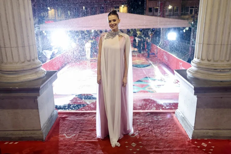 Glumica o kojoj je brujila regija na crvenom tepihu pokazala da glamur ne zna za kišu