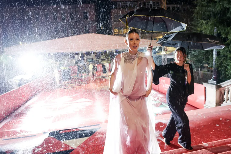 Glumica o kojoj je brujila regija na crvenom tepihu pokazala da glamur ne zna za kišu