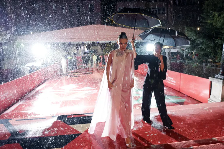 Glumica o kojoj je brujila regija na crvenom tepihu pokazala da glamur ne zna za ki&scaron;u