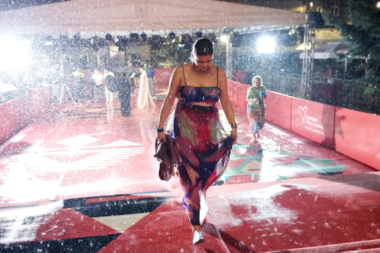 Glumica o kojoj je brujila regija na crvenom tepihu pokazala da glamur ne zna za ki&scaron;u