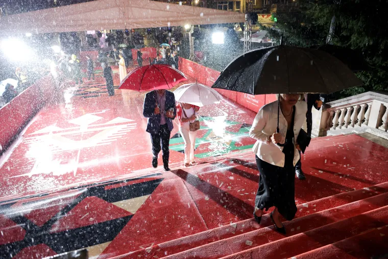 Glumica o kojoj je brujila regija na crvenom tepihu pokazala da glamur ne zna za ki&scaron;u