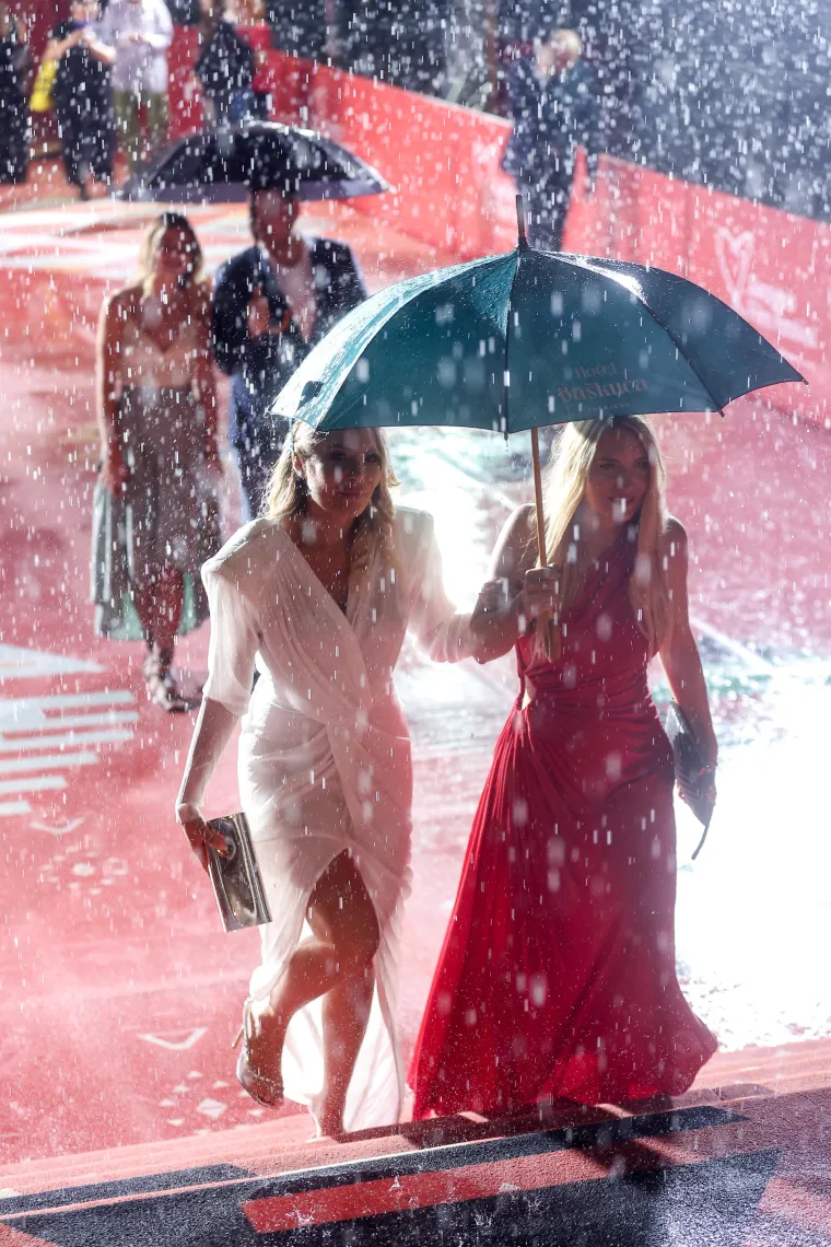 Glumica o kojoj je brujila regija na crvenom tepihu pokazala da glamur ne zna za ki&scaron;u