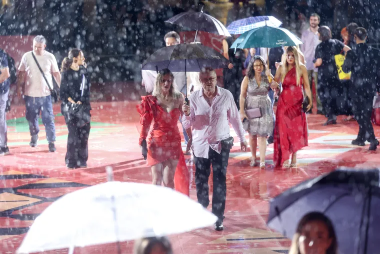 Glumica o kojoj je brujila regija na crvenom tepihu pokazala da glamur ne zna za ki&scaron;u