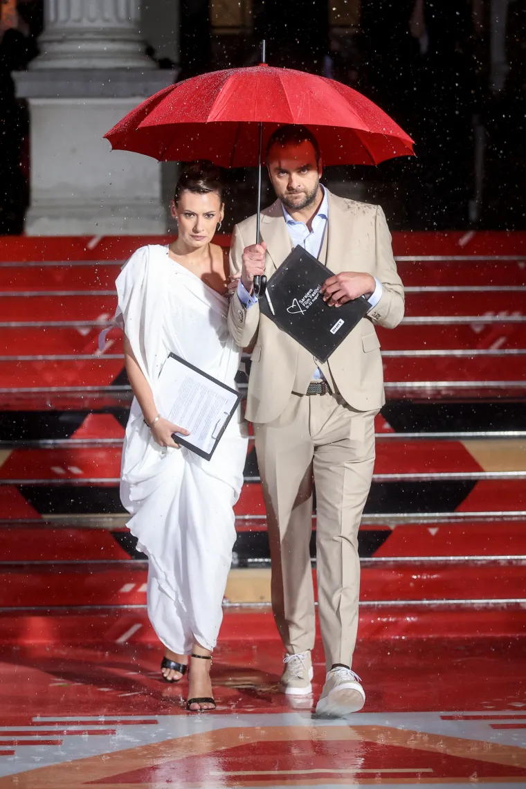 Glumica o kojoj je brujila regija na crvenom tepihu pokazala da glamur ne zna za ki&scaron;u