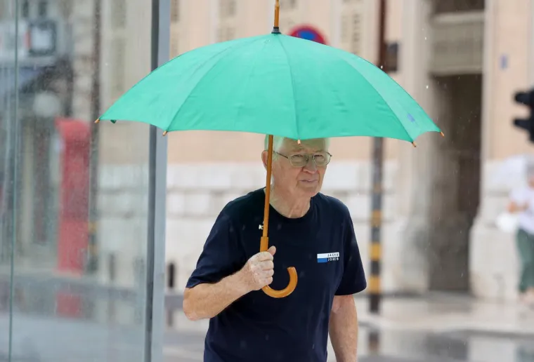 Svi pogledi su bili na njoj: Zgodna plavuša u rozoj košulji razvedrila nebo iznad Šibenika