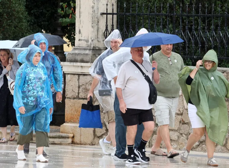 Svi pogledi su bili na njoj: Zgodna plavuša u rozoj košulji razvedrila nebo iznad Šibenika