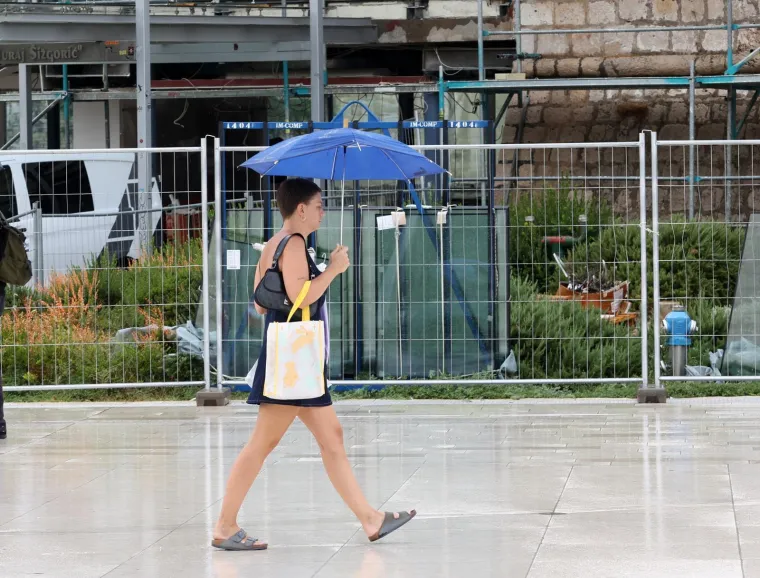 Svi pogledi su bili na njoj: Zgodna plavuša u rozoj košulji razvedrila nebo iznad Šibenika