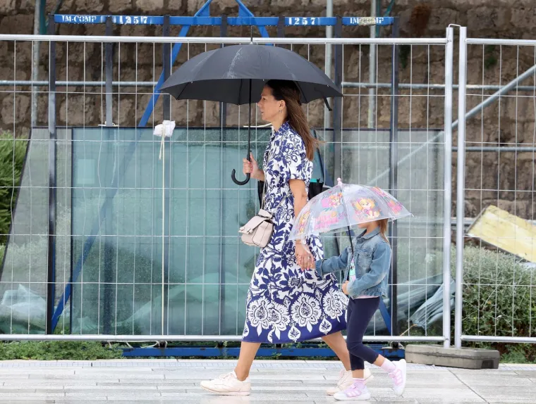 Svi pogledi su bili na njoj: Zgodna plavuša u rozoj košulji razvedrila nebo iznad Šibenika
