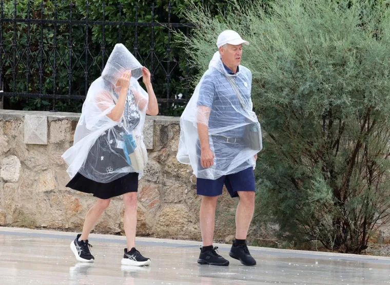 Svi pogledi su bili na njoj: Zgodna plavuša u rozoj košulji razvedrila nebo iznad Šibenika