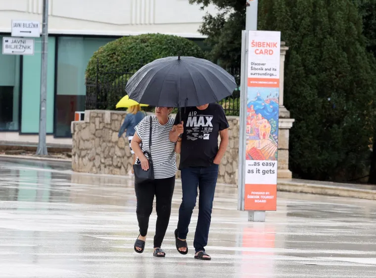 Svi pogledi su bili na njoj: Zgodna plavuša u rozoj košulji razvedrila nebo iznad Šibenika