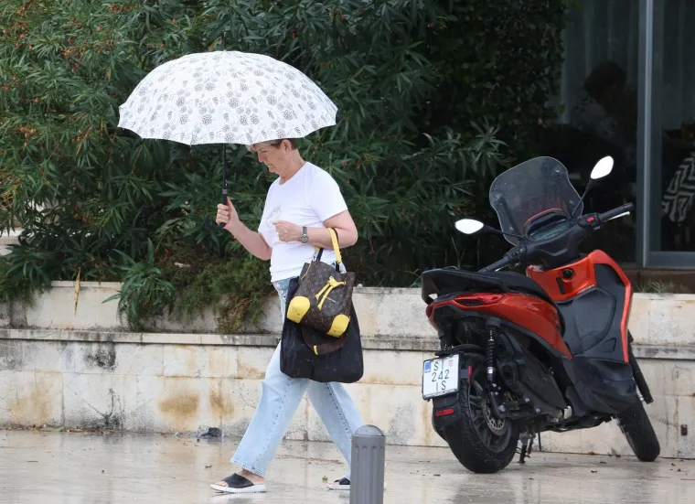 Svi pogledi su bili na njoj: Zgodna plavu&scaron;a u rozoj ko&scaron;ulji razvedrila nebo iznad &Scaron;ibenika