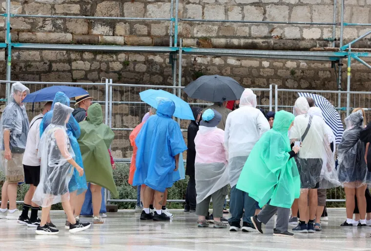 Svi pogledi su bili na njoj: Zgodna plavu&scaron;a u rozoj ko&scaron;ulji razvedrila nebo iznad &Scaron;ibenika