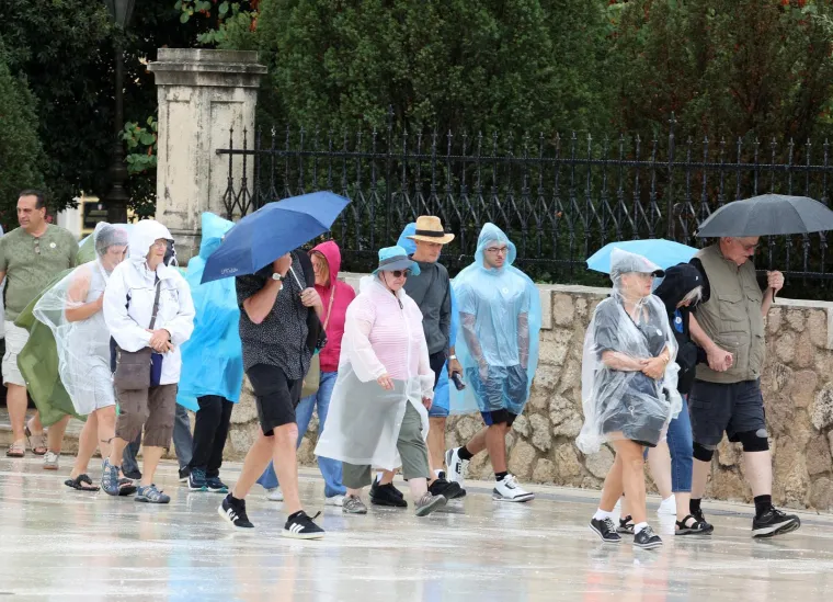 Svi pogledi su bili na njoj: Zgodna plavu&scaron;a u rozoj ko&scaron;ulji razvedrila nebo iznad &Scaron;ibenika