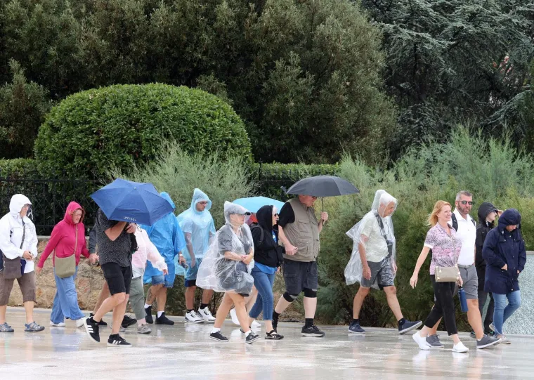 Svi pogledi su bili na njoj: Zgodna plavu&scaron;a u rozoj ko&scaron;ulji razvedrila nebo iznad &Scaron;ibenika