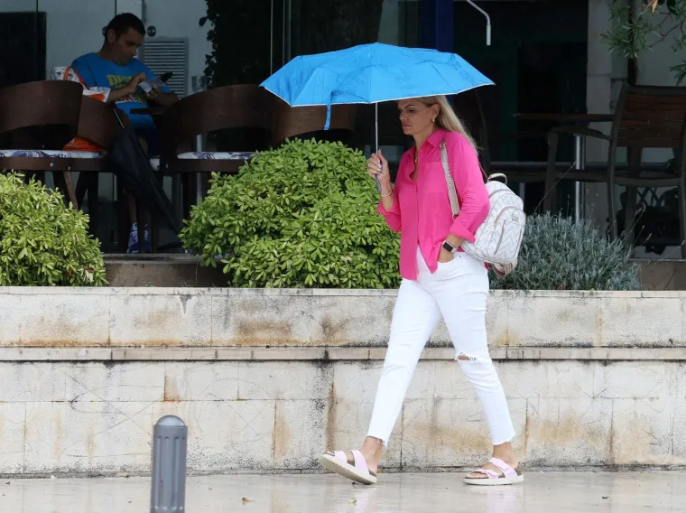 Svi pogledi su bili na njoj: Zgodna plavuša u rozoj košulji razvedrila nebo iznad Šibenika