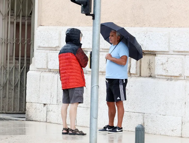 Svi pogledi su bili na njoj: Zgodna plavu&scaron;a u rozoj ko&scaron;ulji razvedrila nebo iznad &Scaron;ibenika
