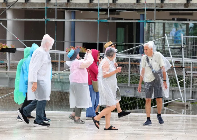 Svi pogledi su bili na njoj: Zgodna plavu&scaron;a u rozoj ko&scaron;ulji razvedrila nebo iznad &Scaron;ibenika