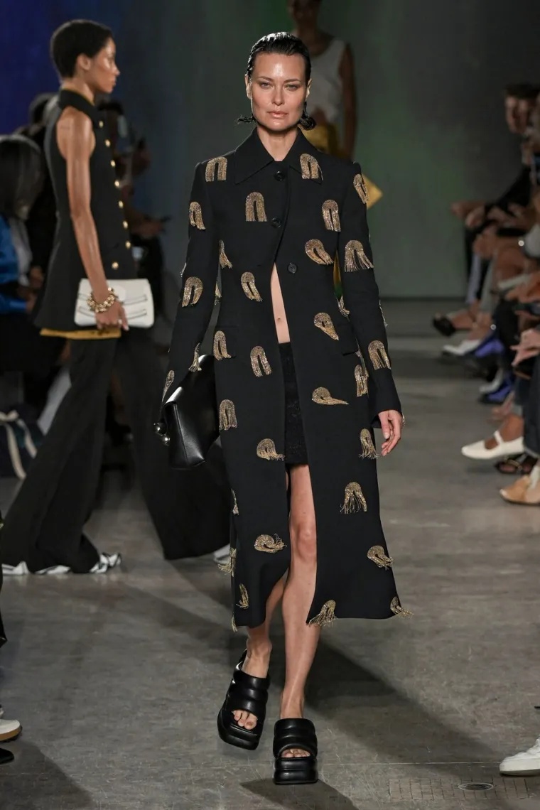 Bila je jedan od najvećih supermodela 90-ih, bolovala od neobične bolesti pa se 2018. vratila pistama