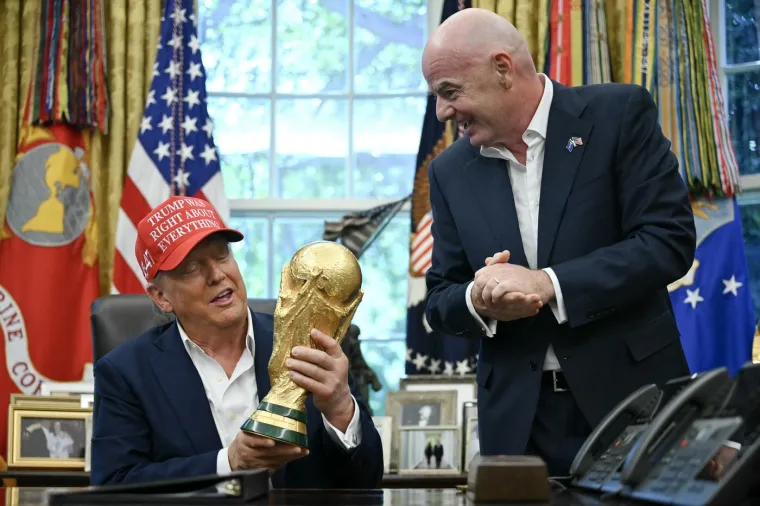 Trumpov show! Uzeo trofej SP-a, zadrijemao pa pokazivao slike s Putinom: Infantino 'umirao' od smijeha