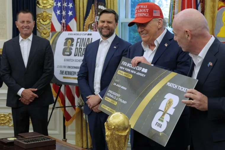 Trumpov show! Uzeo trofej SP-a, zadrijemao pa pokazivao slike s Putinom: Infantino 'umirao' od smijeha