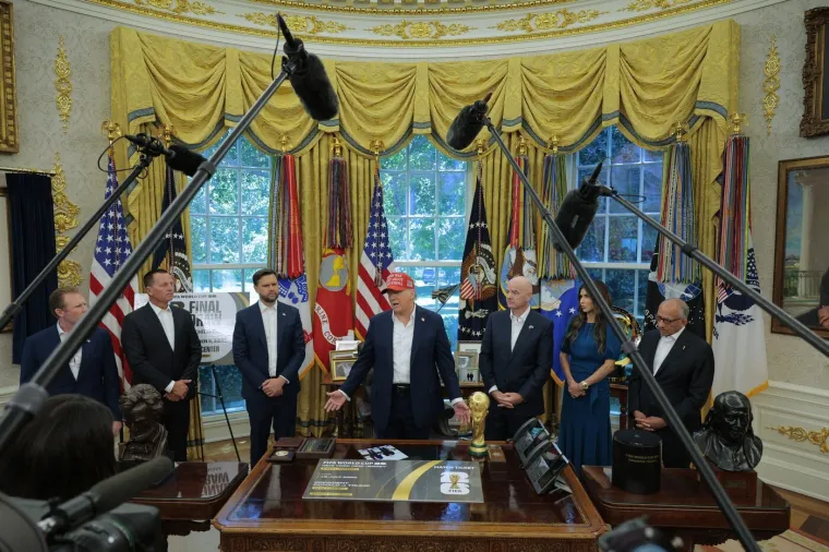 Trumpov show! Uzeo trofej SP-a, zadrijemao pa pokazivao slike s Putinom: Infantino 'umirao' od smijeha