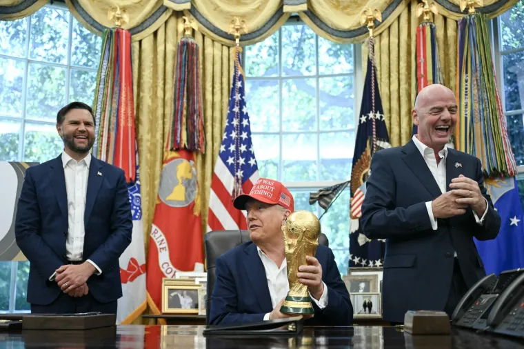 Trumpov show! Uzeo trofej SP-a, zadrijemao pa pokazivao slike s Putinom: Infantino 'umirao' od smijeha