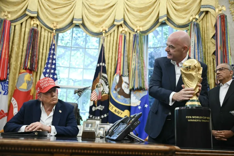 Trumpov show! Uzeo trofej SP-a, zadrijemao pa pokazivao slike s Putinom: Infantino 'umirao' od smijeha