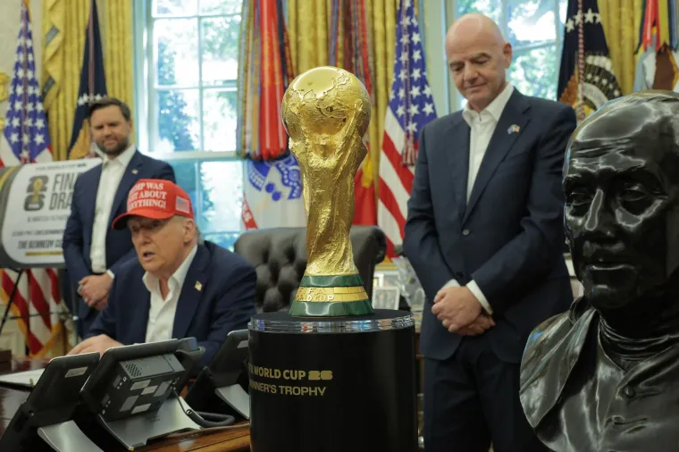 Trumpov show! Uzeo trofej SP-a, zadrijemao pa pokazivao slike s Putinom: Infantino 'umirao' od smijeha