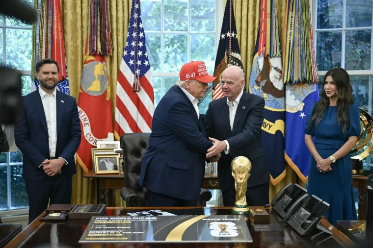 Trumpov show! Uzeo trofej SP-a, zadrijemao pa pokazivao slike s Putinom: Infantino 'umirao' od smijeha