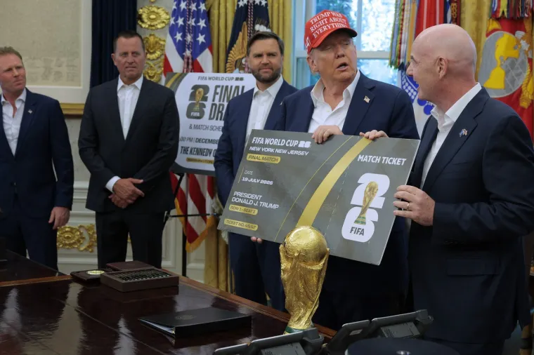 Trumpov show! Uzeo trofej SP-a, zadrijemao pa pokazivao slike s Putinom: Infantino 'umirao' od smijeha