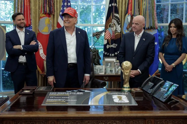 Trumpov show! Uzeo trofej SP-a, zadrijemao pa pokazivao slike s Putinom: Infantino 'umirao' od smijeha