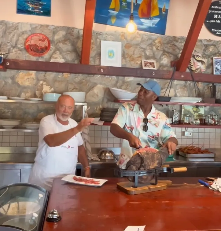 Morate vidjeti kako legendarni Drogba na Pelje&scaron;cu reže pr&scaron;ut zatvorenih očiju: 'To ti je kao sviranje violine'