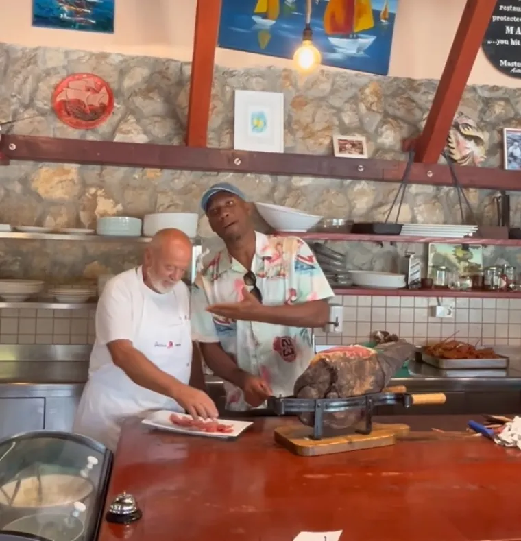 Morate vidjeti kako legendarni Drogba na Pelje&scaron;cu reže pr&scaron;ut zatvorenih očiju: 'To ti je kao sviranje violine'
