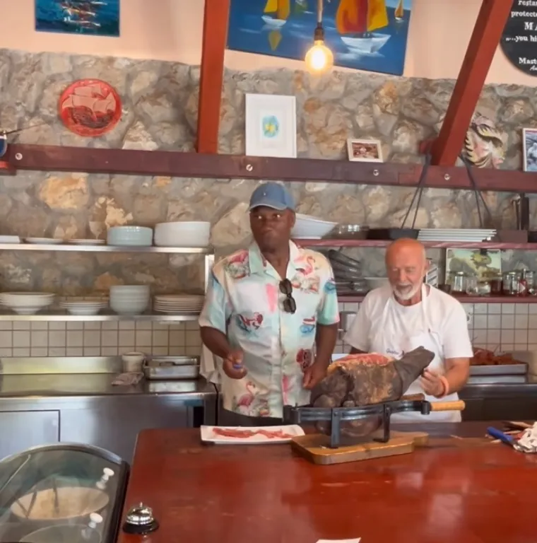 Morate vidjeti kako legendarni Drogba na Pelje&scaron;cu reže pr&scaron;ut zatvorenih očiju: 'To ti je kao sviranje violine'