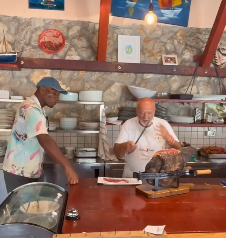 Morate vidjeti kako legendarni Drogba na Pelje&scaron;cu reže pr&scaron;ut zatvorenih očiju: 'To ti je kao sviranje violine'