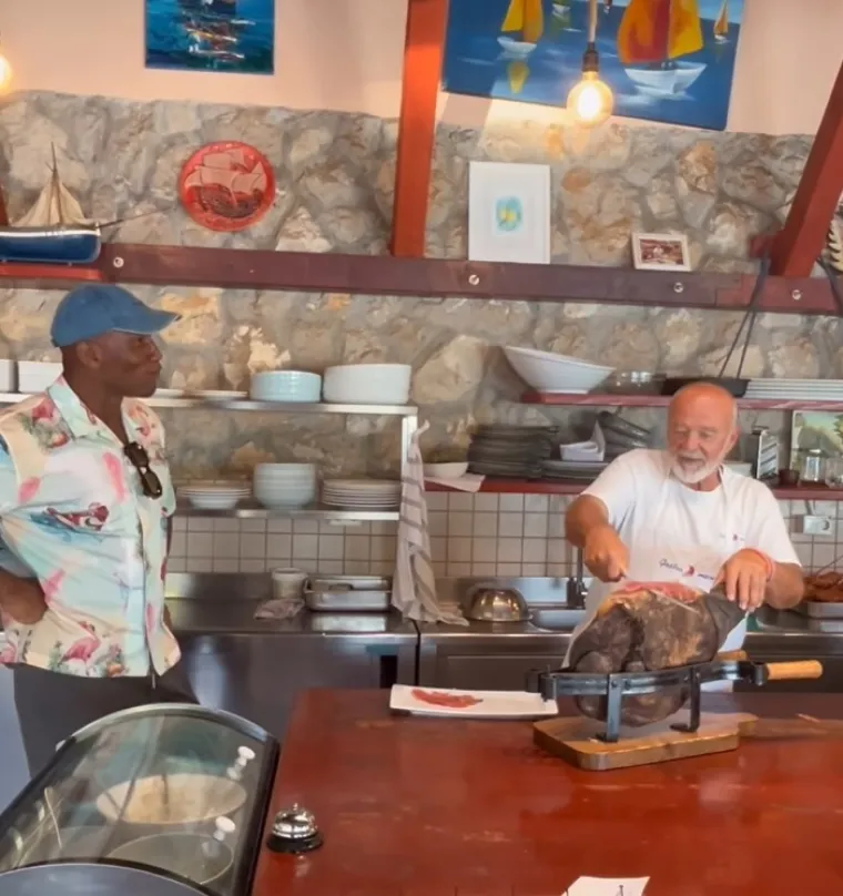 Morate vidjeti kako legendarni Drogba na Pelješcu reže pršut zatvorenih očiju: 'To ti je kao sviranje violine'