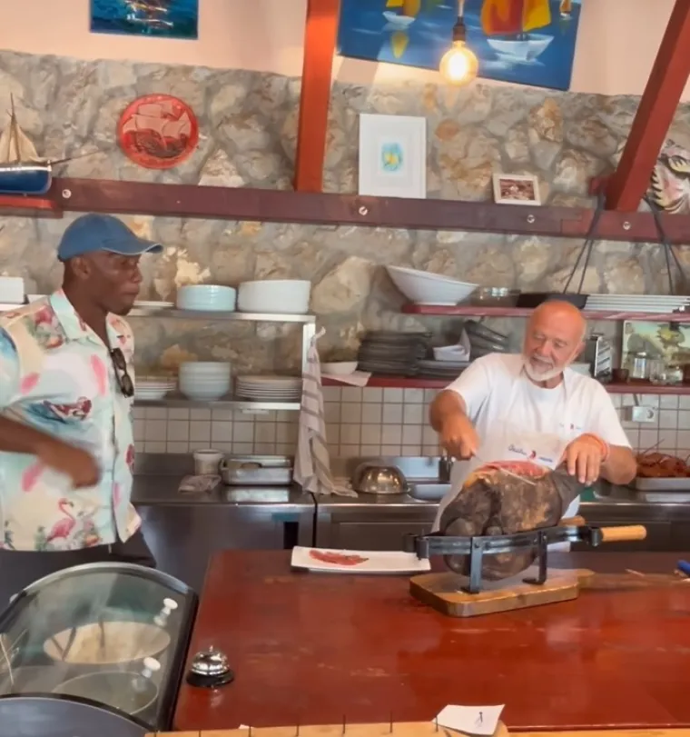 Morate vidjeti kako legendarni Drogba na Pelješcu reže pršut zatvorenih očiju: 'To ti je kao sviranje violine'