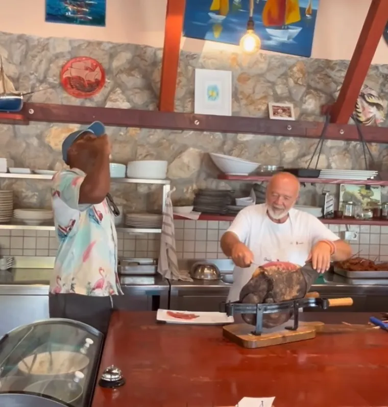 Morate vidjeti kako legendarni Drogba na Pelješcu reže pršut zatvorenih očiju: 'To ti je kao sviranje violine'