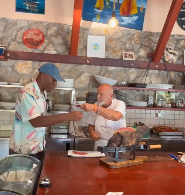 Morate vidjeti kako legendarni Drogba na Pelješcu reže pršut zatvorenih očiju: 'To ti je kao sviranje violine'