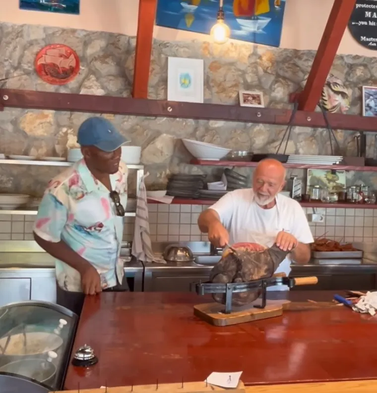 Morate vidjeti kako legendarni Drogba na Pelješcu reže pršut zatvorenih očiju: 'To ti je kao sviranje violine'