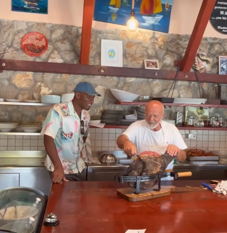 Morate vidjeti kako legendarni Drogba na Pelješcu reže pršut zatvorenih očiju: 'To ti je kao sviranje violine'