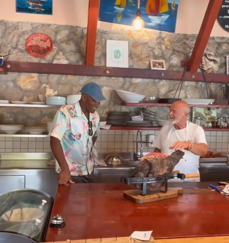 Morate vidjeti kako legendarni Drogba na Pelješcu reže pršut zatvorenih očiju: 'To ti je kao sviranje violine'