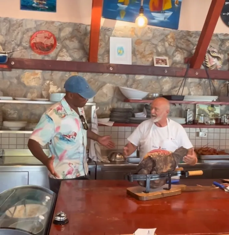 Morate vidjeti kako legendarni Drogba na Pelješcu reže pršut zatvorenih očiju: 'To ti je kao sviranje violine'