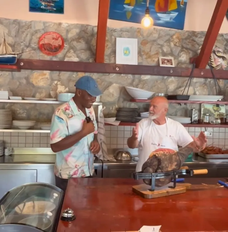 Morate vidjeti kako legendarni Drogba na Pelješcu reže pršut zatvorenih očiju: 'To ti je kao sviranje violine'