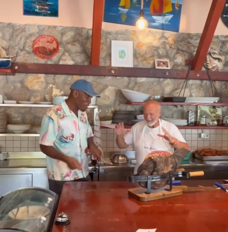 Morate vidjeti kako legendarni Drogba na Pelješcu reže pršut zatvorenih očiju: 'To ti je kao sviranje violine'