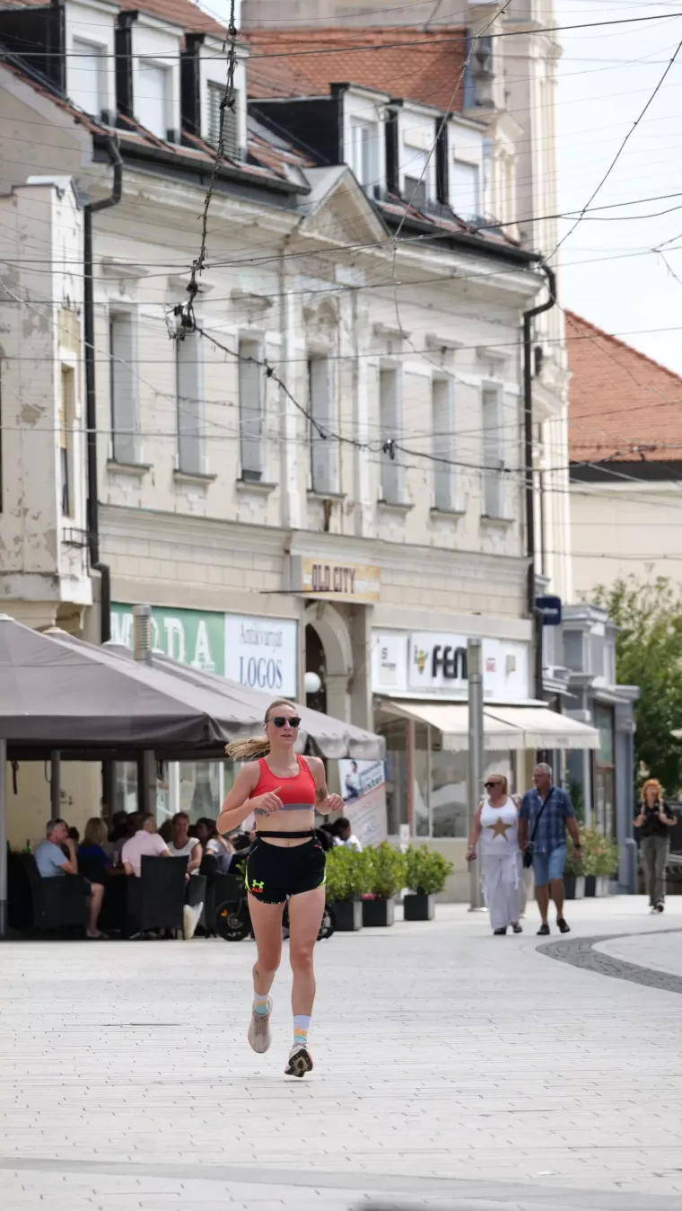 Dok su neki lagano &scaron;etali, ona je trčala: Malo tko nije primijetio atraktivnu sporta&scaron;icu